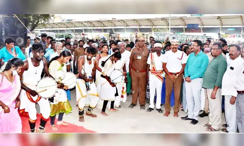 தஞ்சையில், சாலை பாதுகாப்பு குறித்த விழிப்புணர்வு கலை நிகழ்ச்சி- கலெக்டர் தொடங்கி வைத்தார்