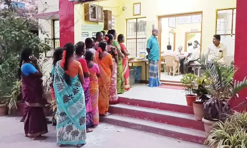 அரக்கோணம் போலீஸ் நிலையத்தில் பொதுமக்கள் முற்றுகை