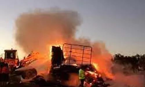 வைக்கோல் லாரியில் திடீர் தீ