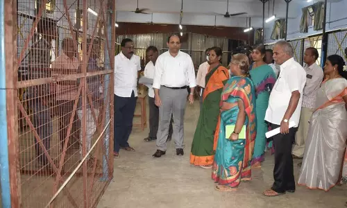 ஈரோடு கிழக்கு சட்டமன்ற தொகுதி இடைத்தேர்தலையொட்டி வாக்கு எண்ணும் மையத்தில் கலெக்டர் கிருஷ்ணனுண்ணி ஆய்வு