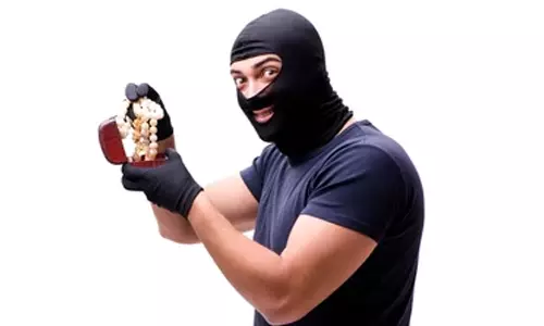 பல்லடம் அருகே மோட்டர் சைக்கிளில் சென்ற பெண்ணிடம் 6 பவுன் நகை பறிப்பு