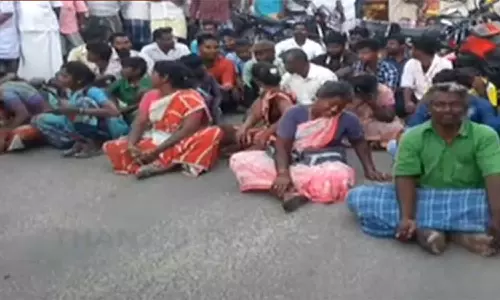 காவிரி ஆற்றில் மூழ்கி மாணவிகள் உயிரிழப்பு- உறவினர்கள் சாலை மறியல்