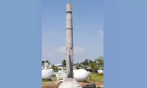 புதுக்கோட்டை நகராட்சி பூங்காவில் 10 அடி உயரத்தில் பேனா நினைவு சின்னம்