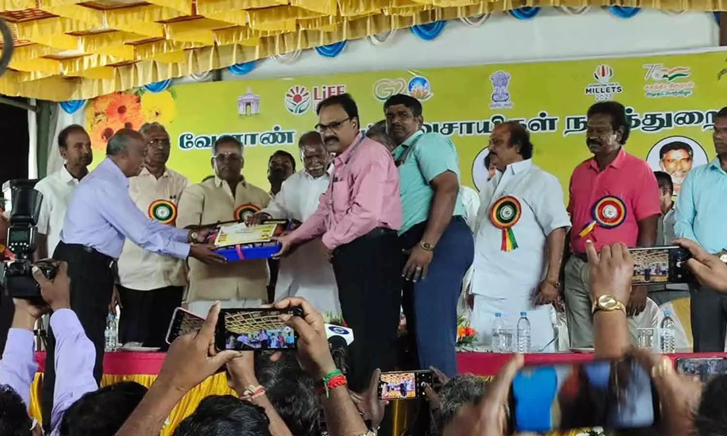 மணக்குள விநாயகர் வேளாண் கல்லூரிக்கு கோப்பை-முதல்-அமைச்சர் ரங்கசாமி வழங்கினார் மணக்குள விநாயகர் வேளாண் கல்லூரிக்கு கோப்பை-முதல்-அமைச்சர் ரங்கசாமி வழங்கினார்