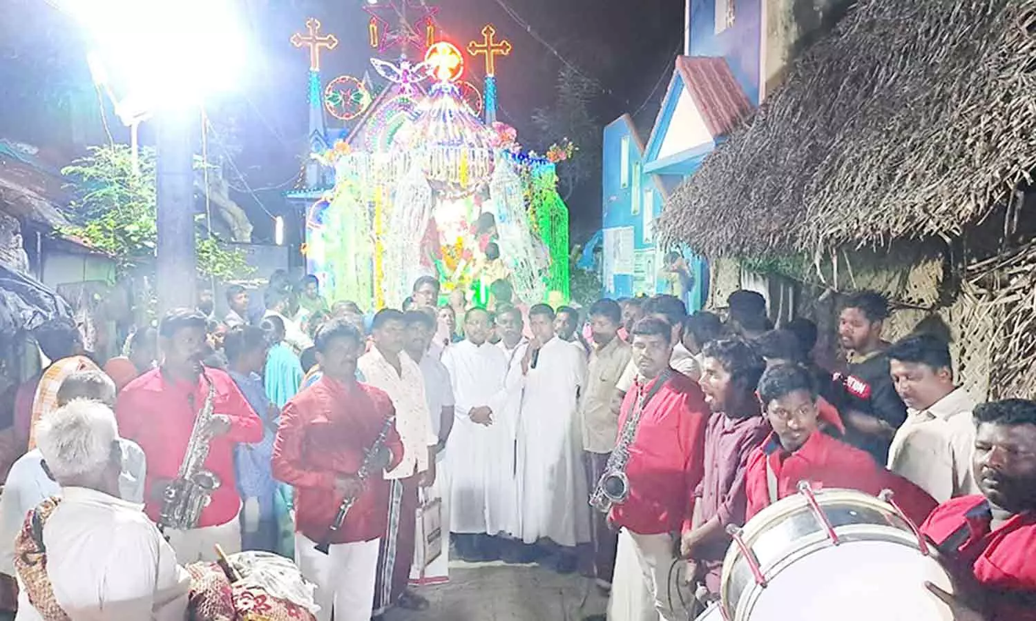 புனித அந்தோணியார் ஆலயத்தில் தேர்பவனி புனித அந்தோணியார் ஆலயத்தில் தேர்பவனி