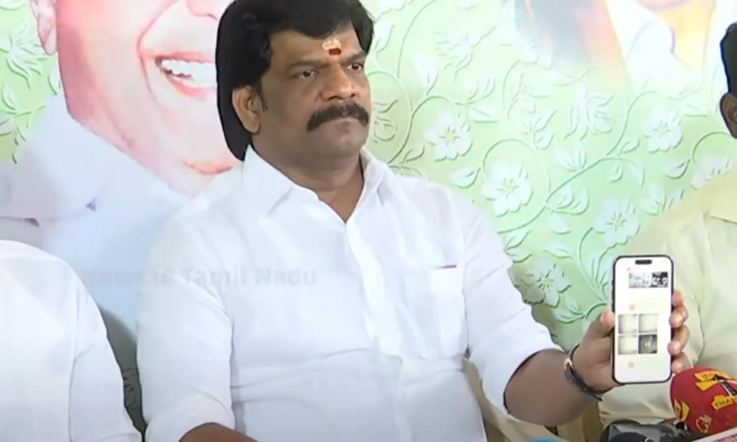 கே.பி.முனுசாமி ரூ.1 கோடி கேட்டார்... ஓபிஎஸ் ஆதரவாளர் கொளத்தூர் கிருஷ்ணமூர்த்தி வெளியிட்ட பகீர் ஆடியோ கே.பி.முனுசாமி ரூ.1 கோடி கேட்டார்... ஓபிஎஸ் ஆதரவாளர் கொளத்தூர் கிருஷ்ணமூர்த்தி வெளியிட்ட பகீர் ஆடியோ