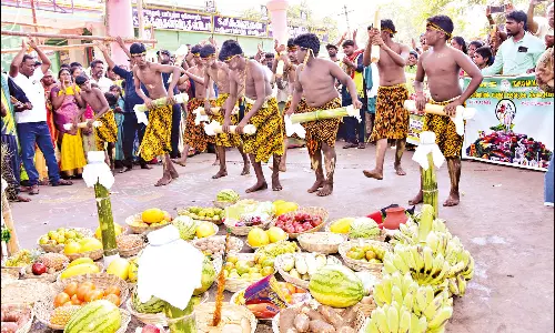 பழனி முருகன் கோவிலில் சீர்வரிசை பொருட்களை படைத்து பழங்குடியின மக்கள் வழிபாடு