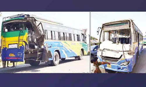 வெள்ளகோவில் அருகே தனியார்- அரசு பஸ் மோதல்;5 பேர் காயம்