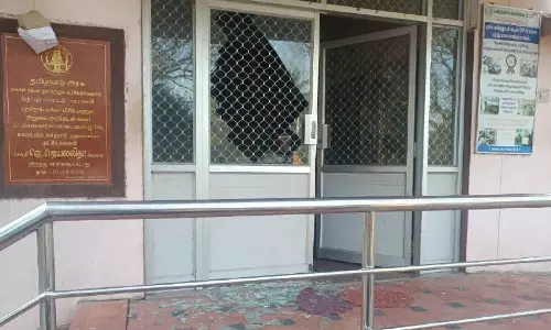 கரடிவாவி அரசு ஆஸ்பத்திரியில் கதவு கண்ணாடியை உடைத்தது சிறுத்தையா? பொதுமக்கள் அச்சம்