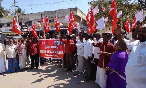 உடுமலையில் நடைபாதை வியாபாரிகள் ஆர்ப்பாட்டம்