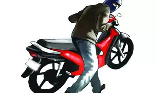 பல்லடம் அருகே வீட்டின் முன்பு நிறுத்தியிருந்த மோட்டார் சைக்கிள் திருட்டு