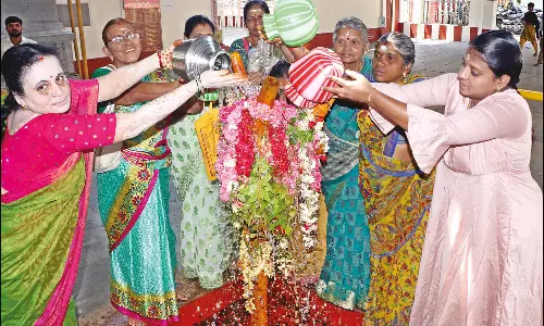 கோனியம்மன் கோவில் தேர்த்திருவிழா:பூ கம்பத்திற்கு புனித நீர் ஊற்றி வழிபாடு