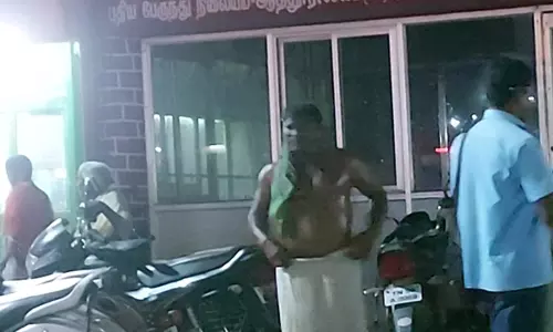 குடும்ப தகராறில் போலீஸ் நிலையம் எதிரே வாலிபர் தீக்குளிக்க முயற்சி