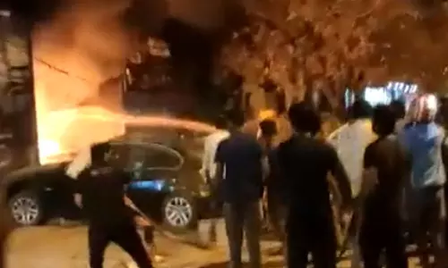 பெங்களூருவில் கார் பழுதுபார்க்கும் மையத்தில் பயங்கர தீ விபத்து- 14 கார்கள் எரிந்து சேதம்