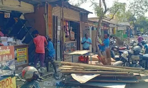 வெள்ளியங்காடு நால் ரோட்டில் ஆக்கிரமிப்புகள் அதிரடி அகற்றம் - கடைக்காரர்கள் எதிர்ப்பால் பரபரப்பு