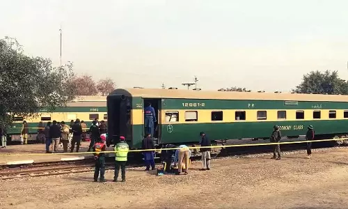 பாகிஸ்தானில் ரெயிலில் குண்டுவெடித்து இருவர் பலி- 5 பேர் படுகாயம்