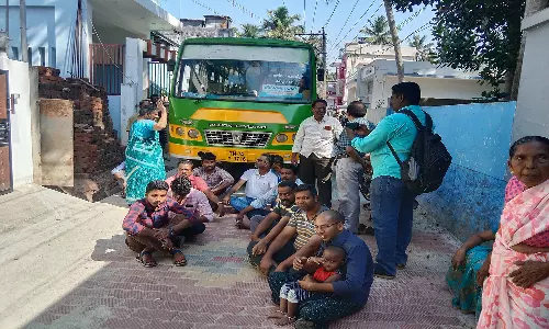 இரணியல் அருகே மினி பஸ் சிறைபிடிப்பு