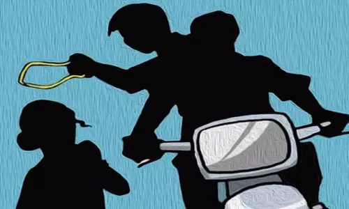 மண்டைக்காடு அருகே மொபட்டில் சென்ற பெண்ணின் 13 பவுன் நகை பறிக்க முயற்சி - மர்ம நபர்கள் தப்பி ஓட்டம்