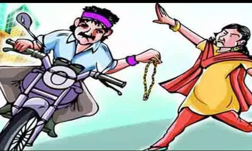 2 பெண்களிடம் நகை பறிப்பு