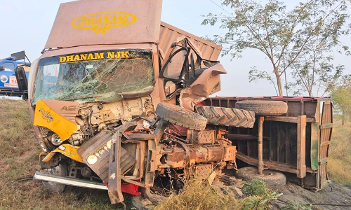 கயத்தாறு அருகே இன்று காலை விபத்து - டிராக்டர் மீது லாரி மோதி காவலாளி பலி