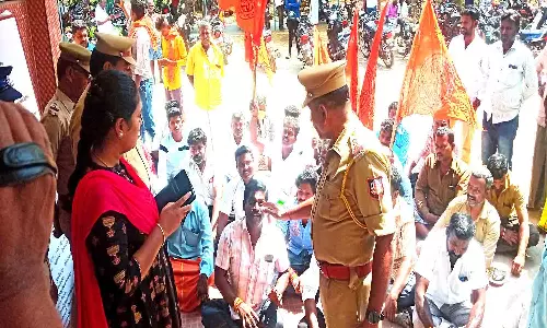 இந்து முன்னணியினர் தாசில்தார் அலுவலகத்தில் தரையில் அமர்ந்து போராட்டம்