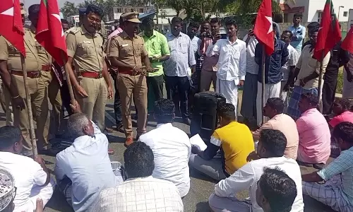 திருமங்களப்பட்டினத்தில் சாலை வசதி கேட்டு மறியல் போராட்டம்