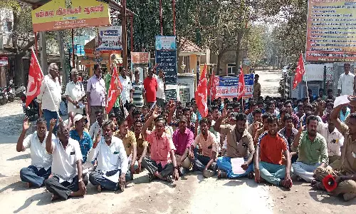 மின்வாரிய ஒப்பந்த ஊழியர்கள் மறியல்