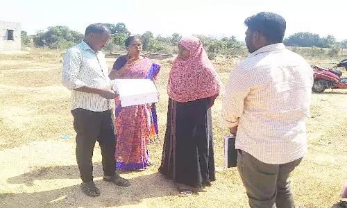 வீடு கட்டப்படும் இடத்தை அதிகாரி ஆய்வு