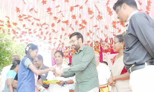 அரசு பள்ளியில் குடற்புழு நீக்க முகாம்- கலெக்டர் தொடங்கி வைத்தார்