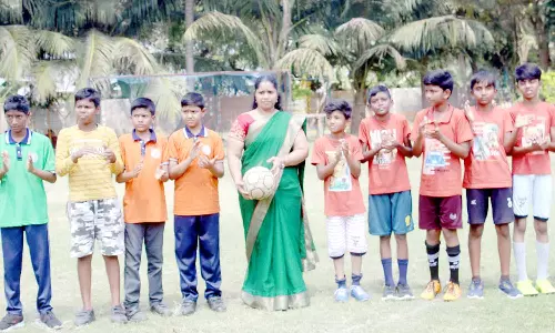கும்பகோணம் பள்ளியில் மாவட்ட அளவிலான கால்பந்து விளையாட்டு போட்டி