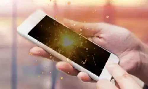 ஆட்டோவில் தவற விட்ட செல்போனை போலீசில் ஒப்படைத்த டிரைவர்