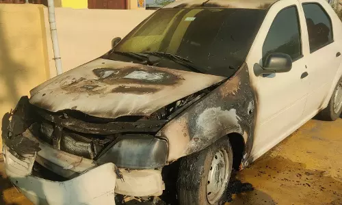 தி.மு.க பிரமுகர் கார் தீ வைத்து எரிப்பு