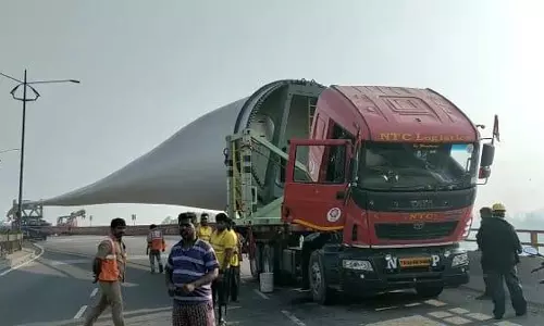 வாணியம்பாடியில் காற்றாலை ஏற்றி சென்ற கனரக லாரி நடுரோட்டில் பழுது- 2 மணி நேரம் போக்குவரத்து பாதிப்பு