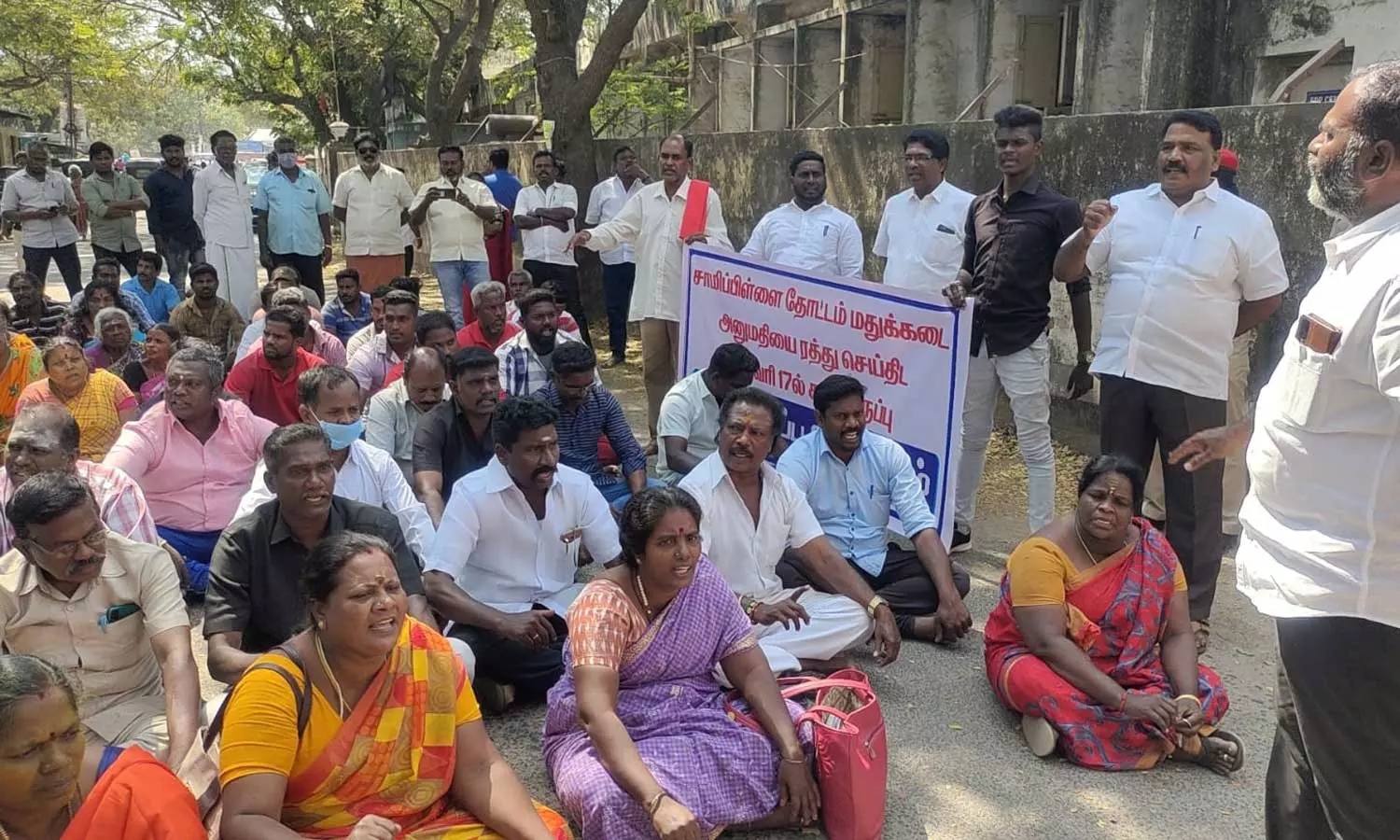 புதிய மதுக்கடைக்கு எதிர்ப்பு தெரிவித்து புதுவை கலால்துறை அலுவலகம் முன்பு பொதுமக்கள் காத்திருப்பு போராட்டம் புதிய மதுக்கடைக்கு எதிர்ப்பு தெரிவித்து புதுவை கலால்துறை அலுவலகம் முன்பு பொதுமக்கள் காத்திருப்பு போராட்டம்