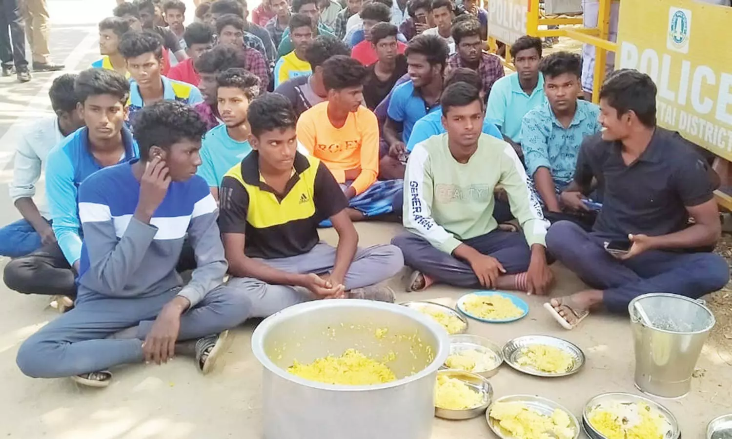 சாப்பாட்டு தட்டுடன் அரசு கல்லூரி மாணவர்கள் ஊர்வலம்- புதுக்கோட்டை எஸ்.பி. அலுவலகம் முன்பு தர்ணா