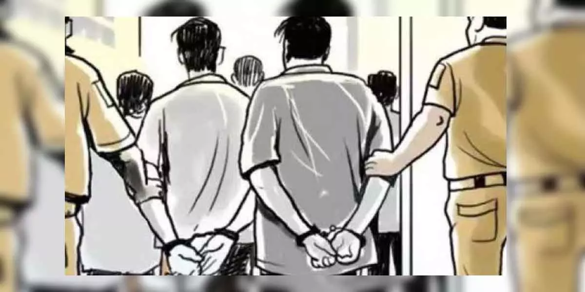 நெய்வேலி அருகேகத்தியை காட்டி மிரட்டிய 4 வாலிபர்கள் கைது