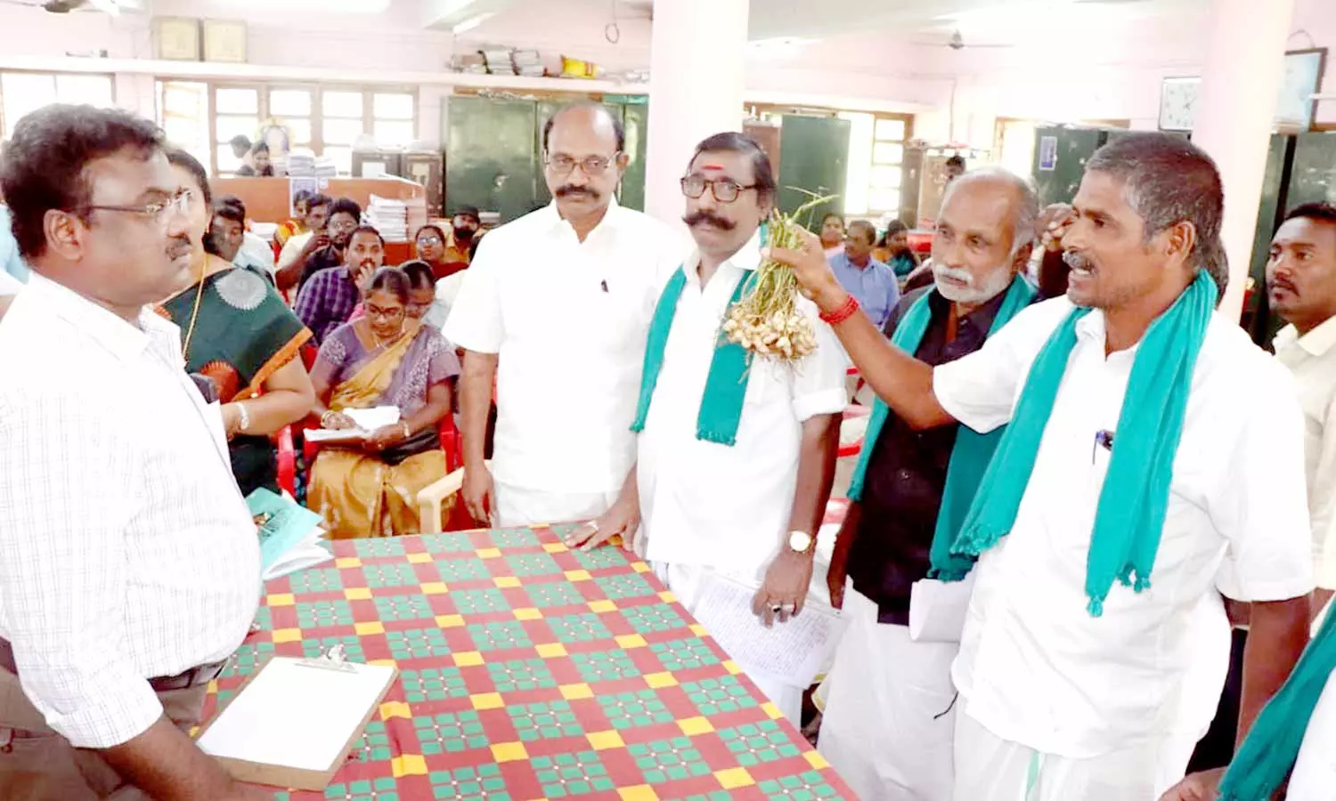 தஞ்சையில், நிலக்கடலை செடியுடன் வந்து மனு அளித்த விவசாயிகள் தஞ்சையில், நிலக்கடலை செடியுடன் வந்து மனு அளித்த விவசாயிகள்