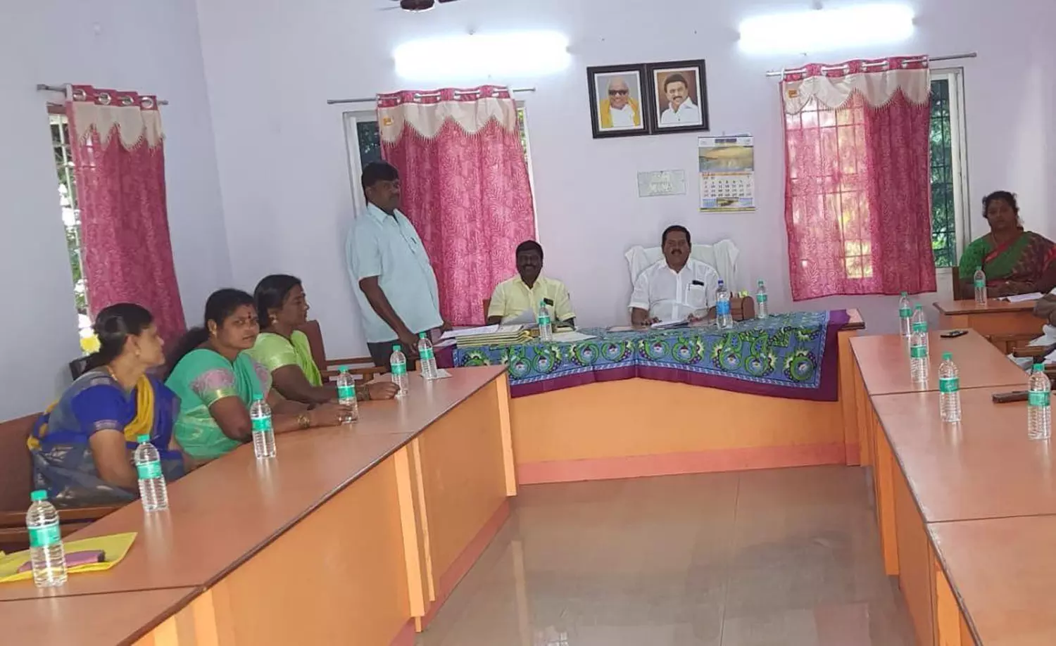 சாலை, மின்சாரம் கட்டமைப்புகளை மேம்படுத்த வேண்டும் சாலை, மின்சாரம் கட்டமைப்புகளை மேம்படுத்த வேண்டும்