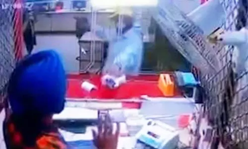 பஞ்சாபில் பட்டப்பகலில் வங்கியில் புகுந்து துப்பாக்கி முனையில் ரூ.22½ லட்சம் கொள்ளை