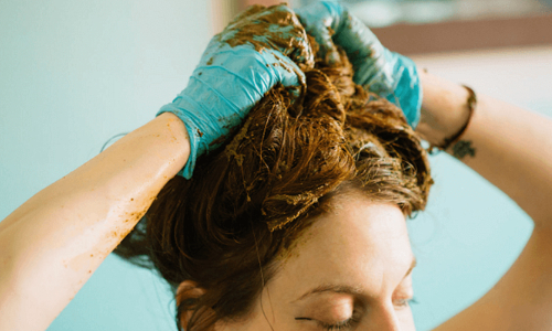 எளிய முறையில் வீட்டிலேயே முடிக்கு கலர் செய்வது எப்படி?