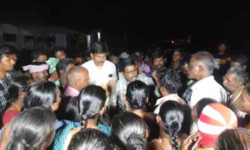 கிராம நிர்வாக அதிகாரியை சிறைப்பிடித்த பொதுமக்கள்