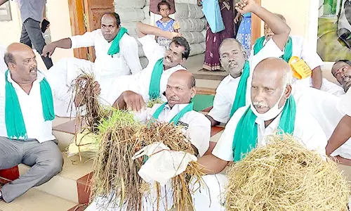 வேதாரண்யத்தில், குறைதீர் கூட்டத்தை புறக்கணித்து விவசாயிகள் போராட்டம்