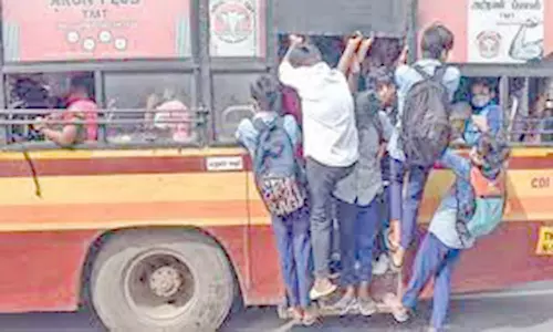 பஸ் படியில் பயணம் செய்த மாணவர் விபத்தில் சிக்கி படுகாயம்