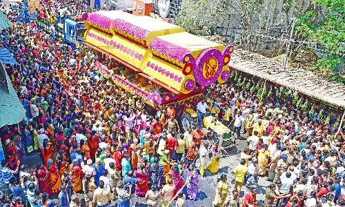 திண்டுக்கல் கோட்டை மாரியம்மன் கோவில் மாசித்திருவிழாவில் பூத்தேர் ஊர்வலம் பக்தர்கள் வெள்ளத்தில் நீந்தி வந்த அம்மன்