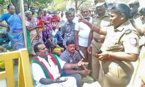 பொய் வழக்கு போட்டதாக கூறி கலெக்டர் அலுவலகத்தில் பஞ்சாயத்து உறுப்பினர் தர்ணா