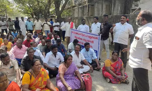 கலால்துறை அலுவலகம் முன்பு பொதுமக்கள் காத்திருப்பு போராட்டம்