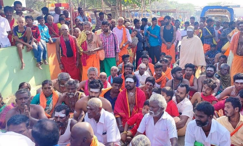 பழனி இடும்பன் கோவிலில் முடி காணிக்கைக்கு பணம் கேட்டதால் பக்தர்கள் போராட்டம்