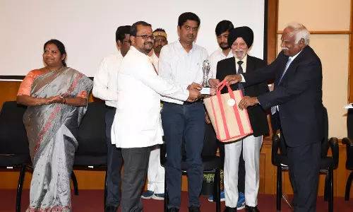 கொரோனா காலத்தில் பணி புரிந்த மருத்துவர்கள், செவிலியர்கள், அங்கன்வாடி பணியாளர்களுக்கு நினைவு பரிசு-கலெக்டர் அம்ரித் வழங்கினார்