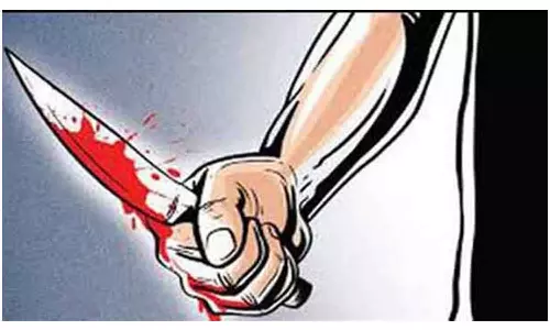 கள்ளக்காதலியை கத்தியால் குத்திய வாலிபர்