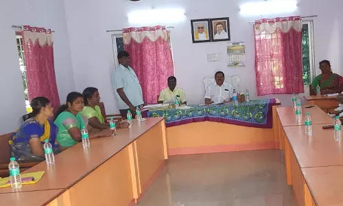 சாலை, மின்சாரம் கட்டமைப்புகளை மேம்படுத்த வேண்டும்